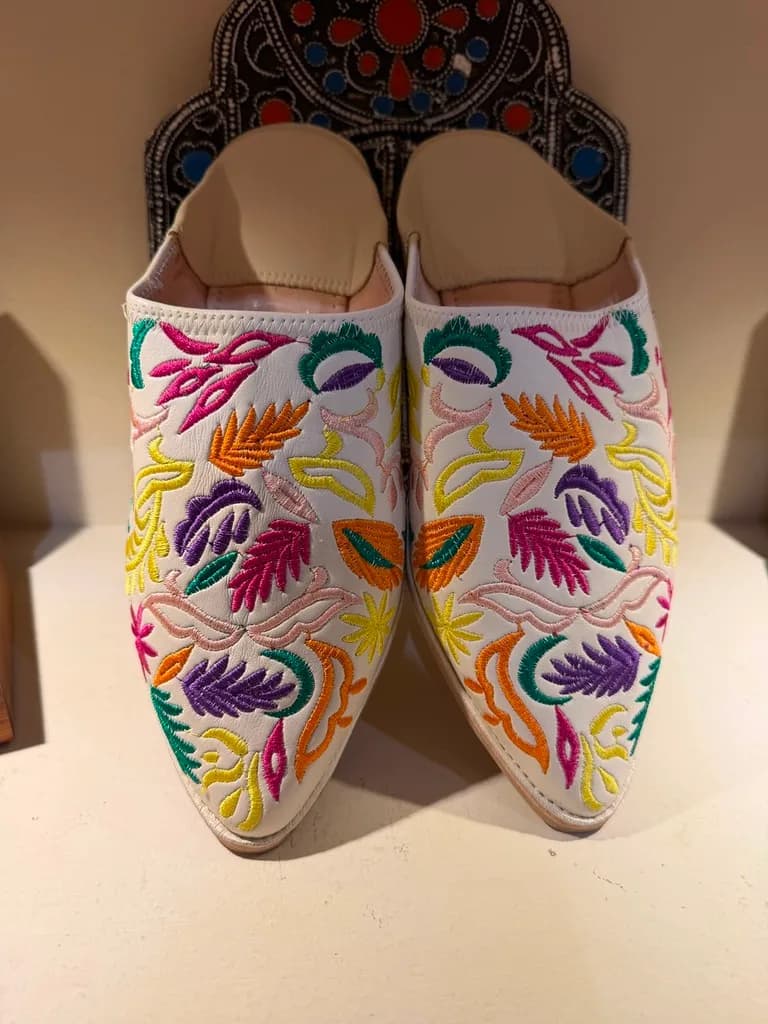 Babouches pointues brodées fleurs (blanc)