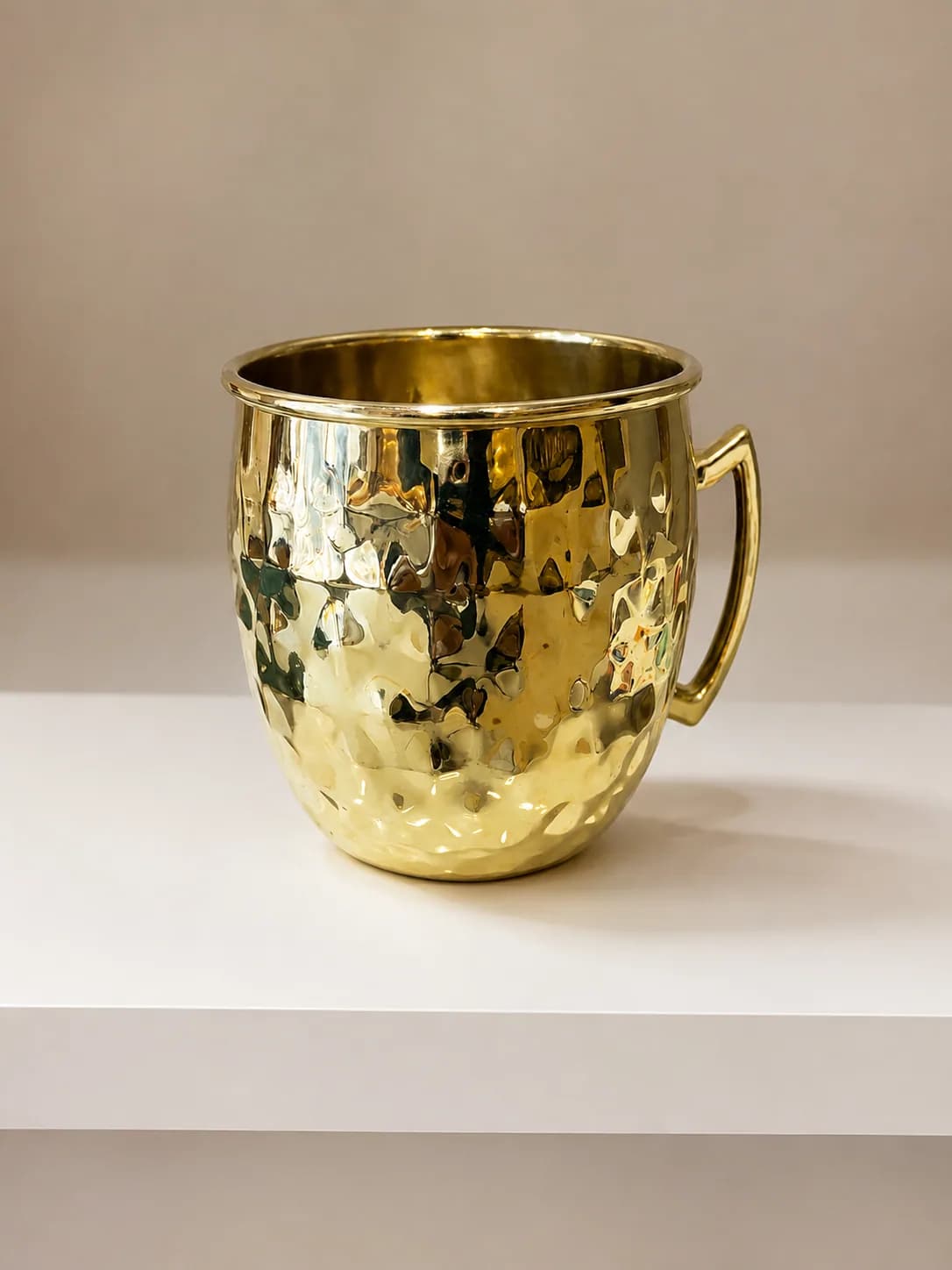 Mug martelé doré – Élégance artisanale