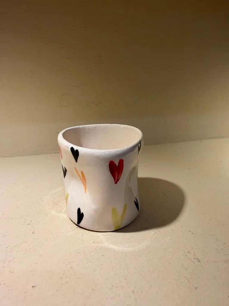 Pot en céramique à cœurs