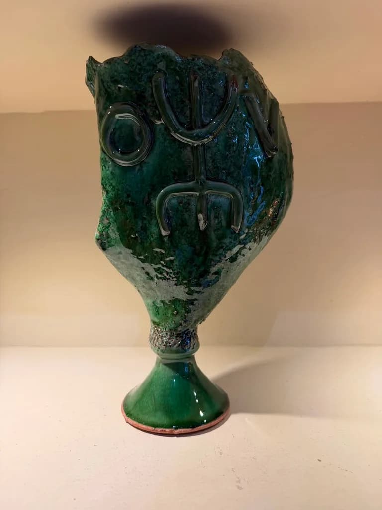 Vase « visage » vert émaillé