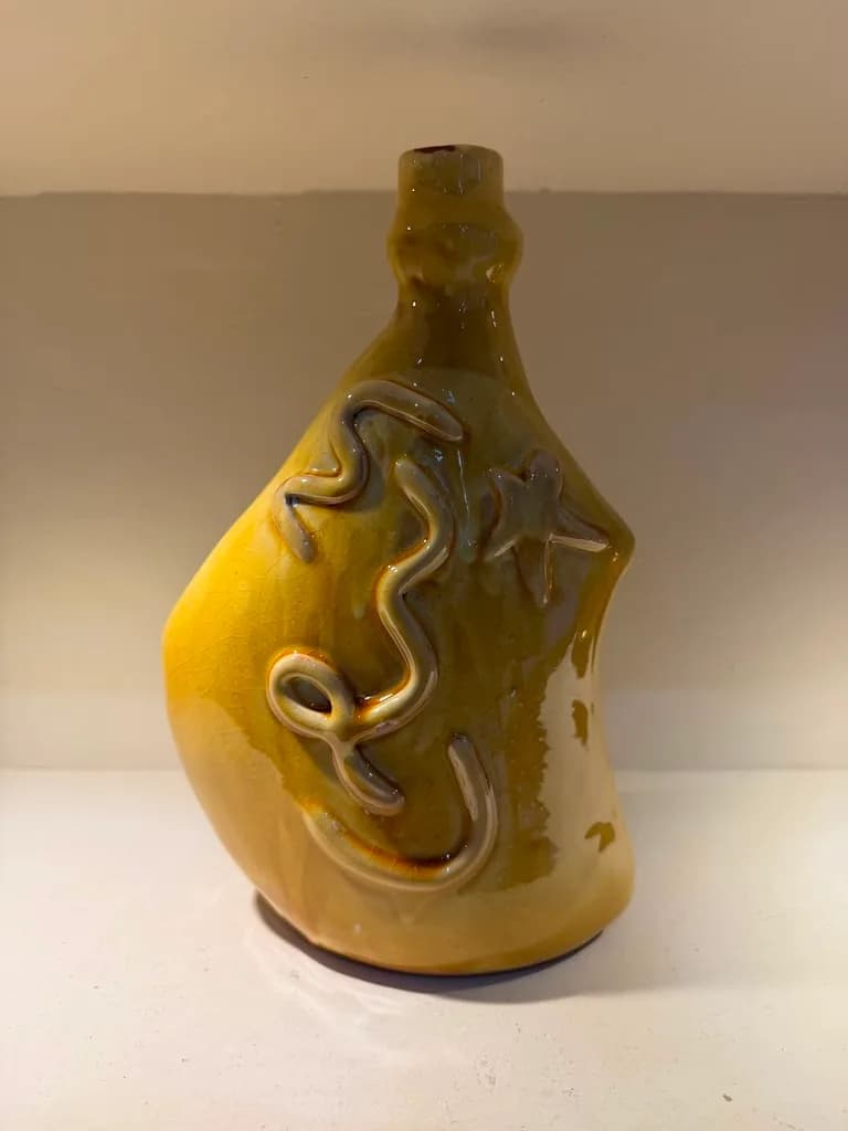 Vase-bouteille jaune moutarde — serpent & étoile