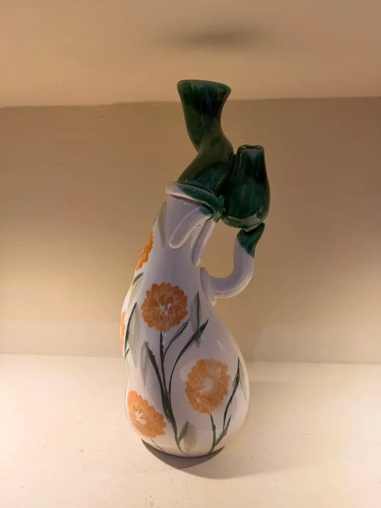 Cruche à fleurs oranges — double bec vert