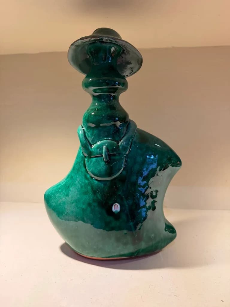 Vase-sculpture « femme au chapeau » vert