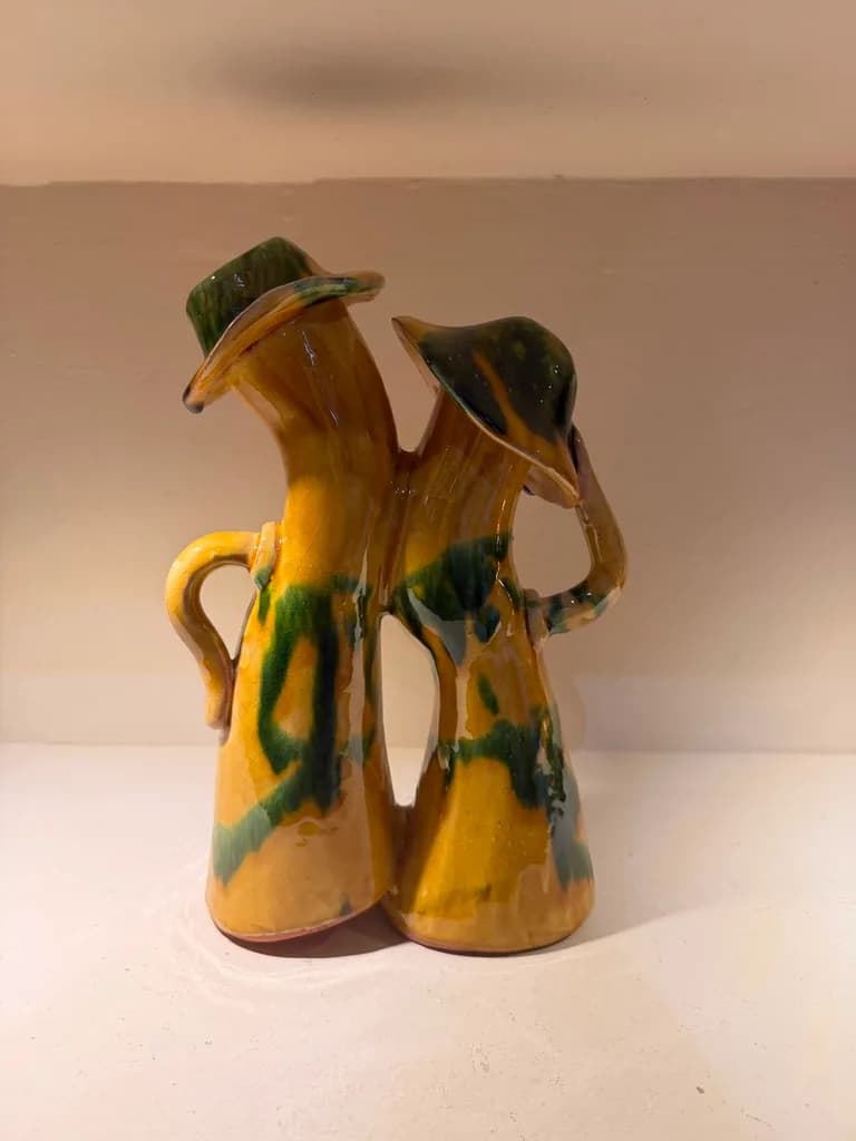 Double cruche « couple au chapeau » jaune & vert