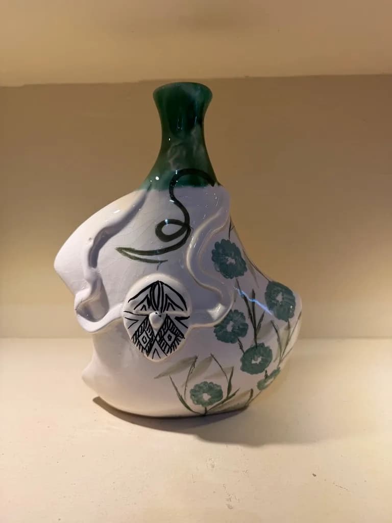 Vase blanc — fleurs bleues & médaillon berbère