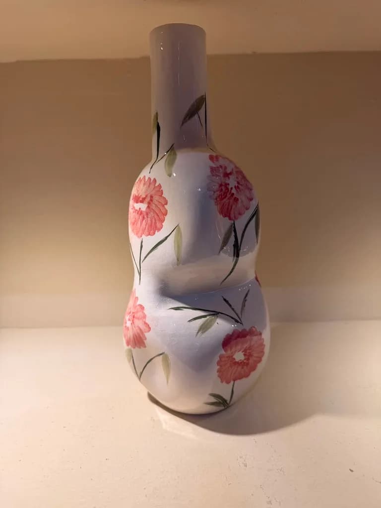 Vase sablier blanc — fleurs roses